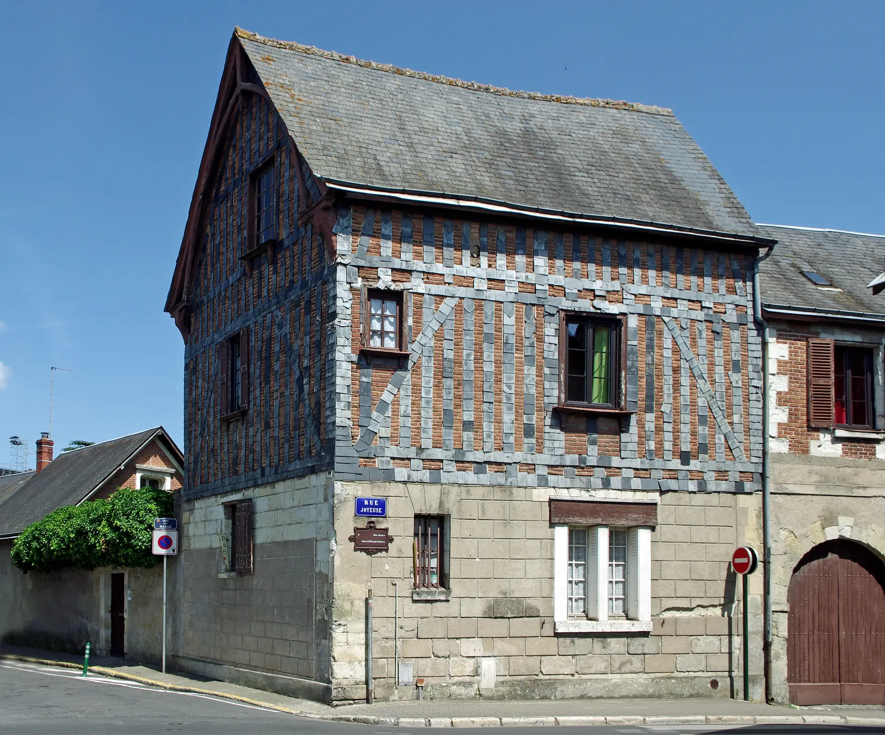 Maison à pans de bois et rez-de-chaussée en pierre, dans une rue d’Amboise