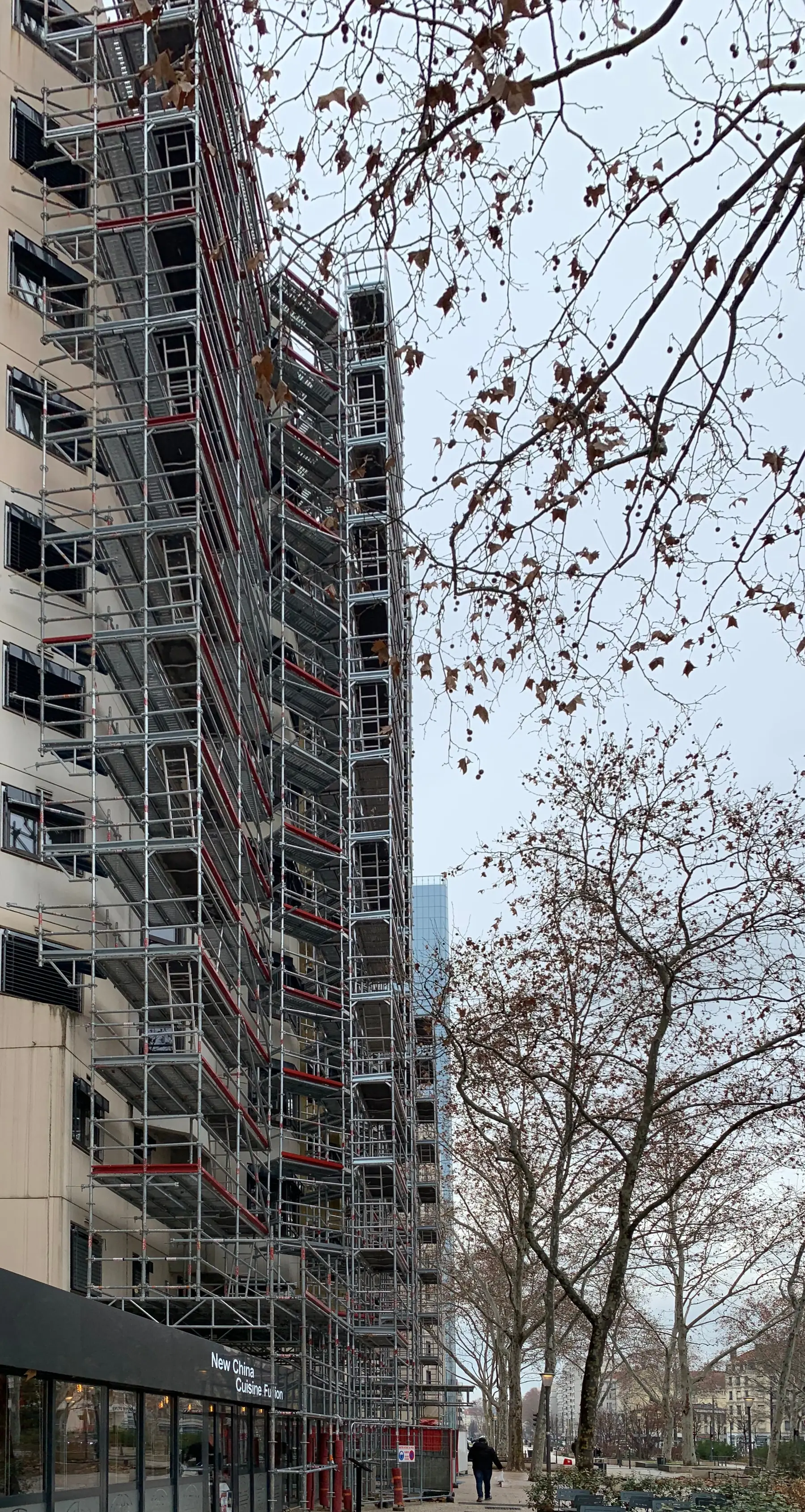 Échafaudage dressé le long d’un immeuble pour un ravalement de façade