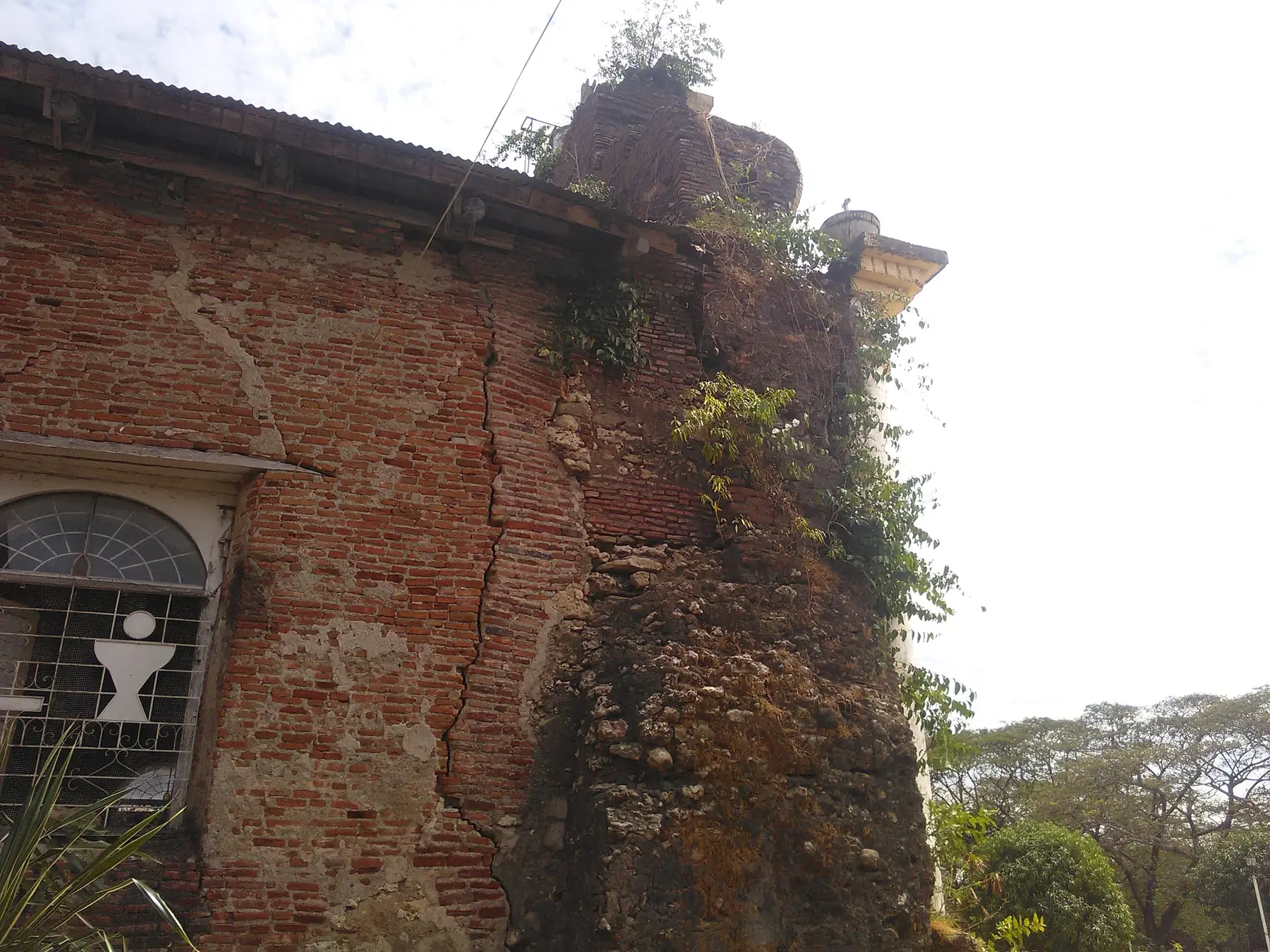 Mur de brique ancien parcouru de fissures
