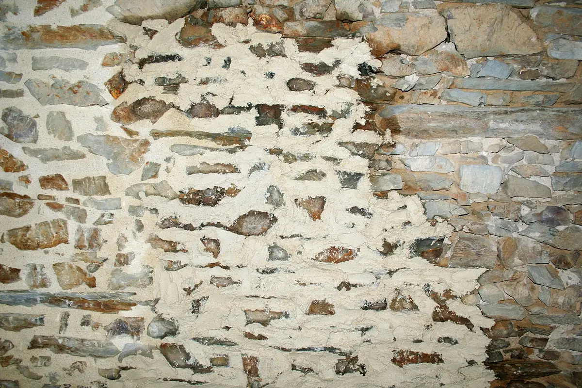 Mur de moellons aux joints refaits au mortier de chaux clair