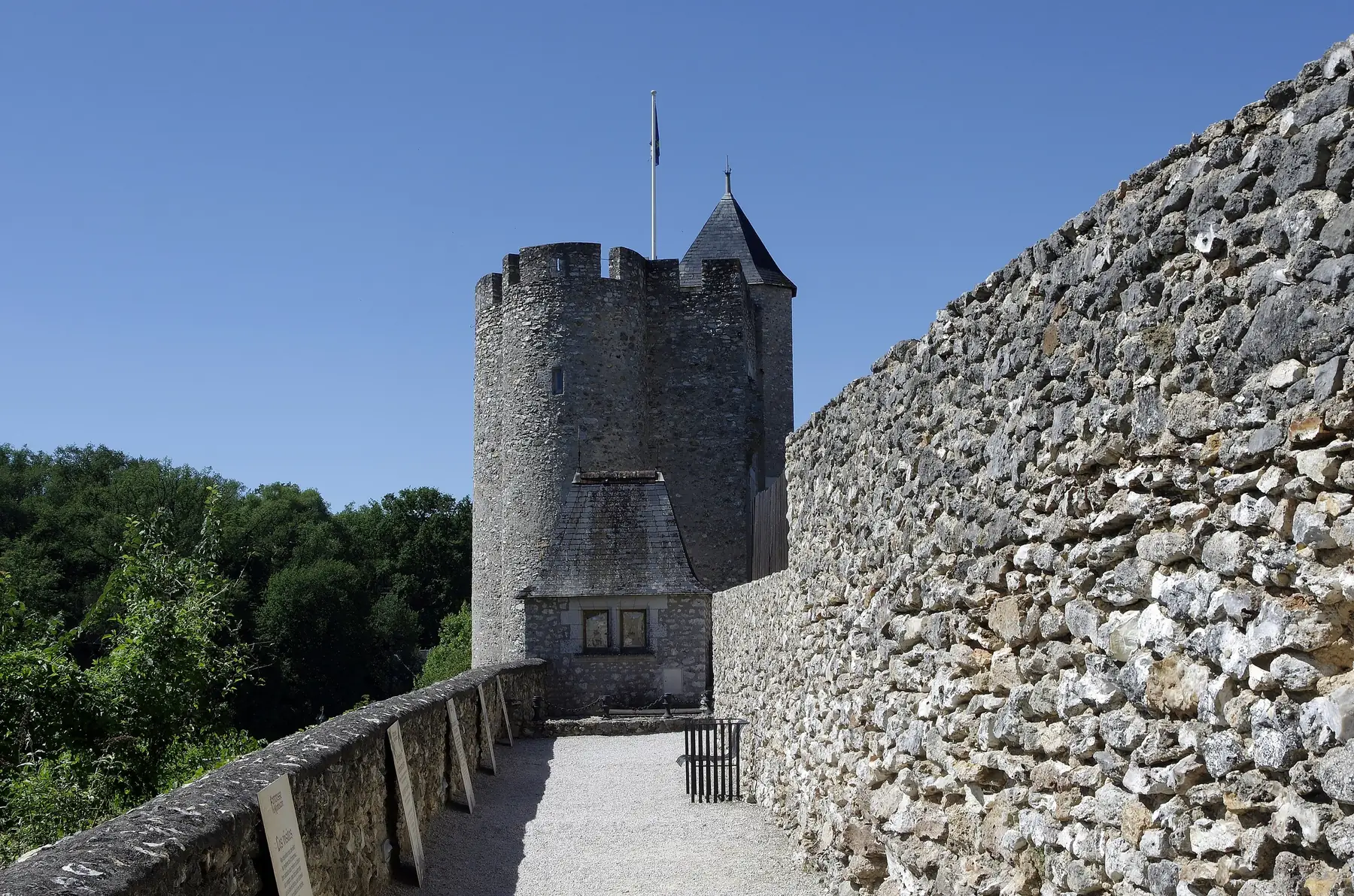 Mur en moellons et tour de pierre au donjon de Montbazon