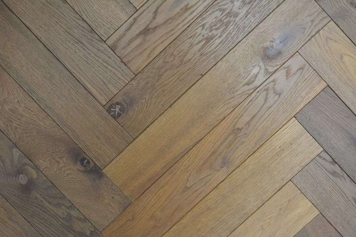 Parquet en chêne posé à bâtons rompus, lames huilées aux nœuds apparents