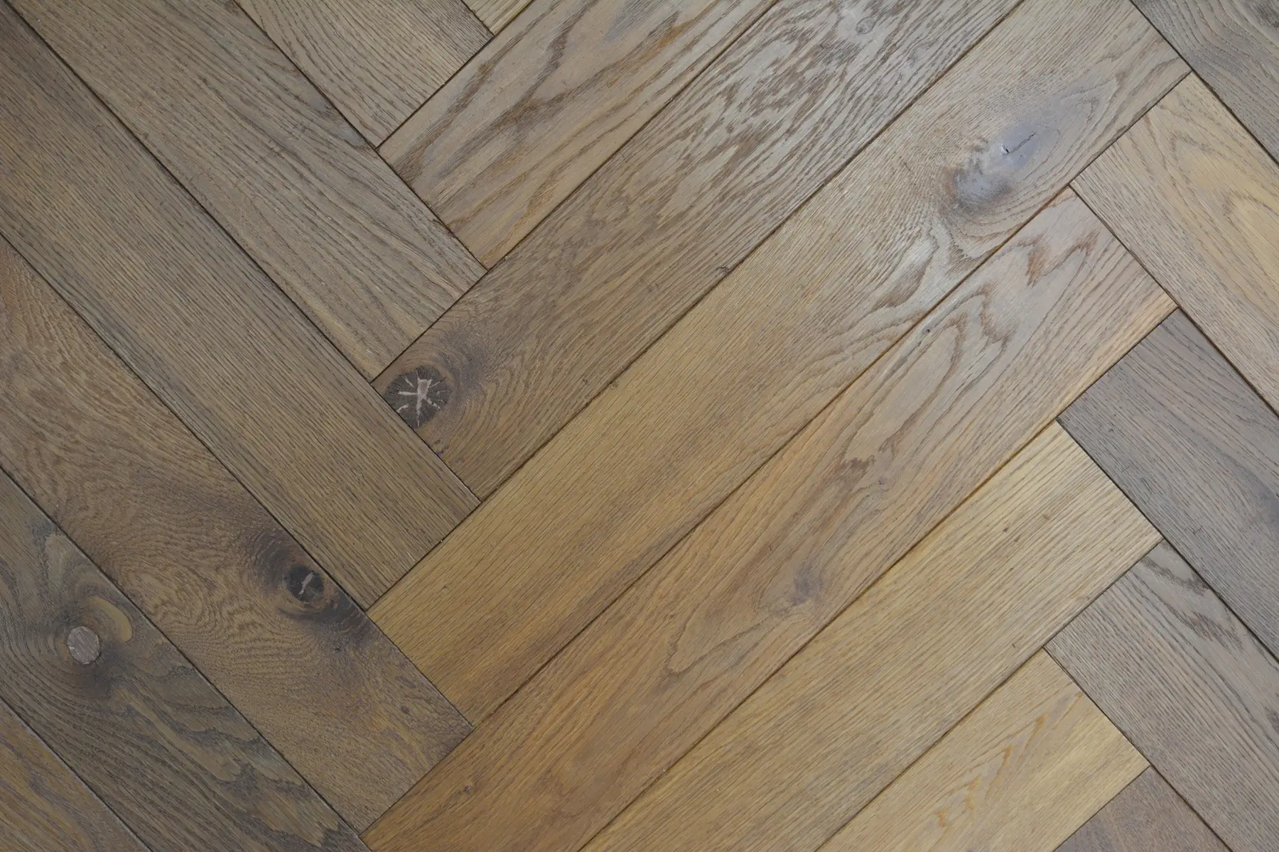 Parquet en chêne posé à bâtons rompus, lames huilées aux nœuds apparents