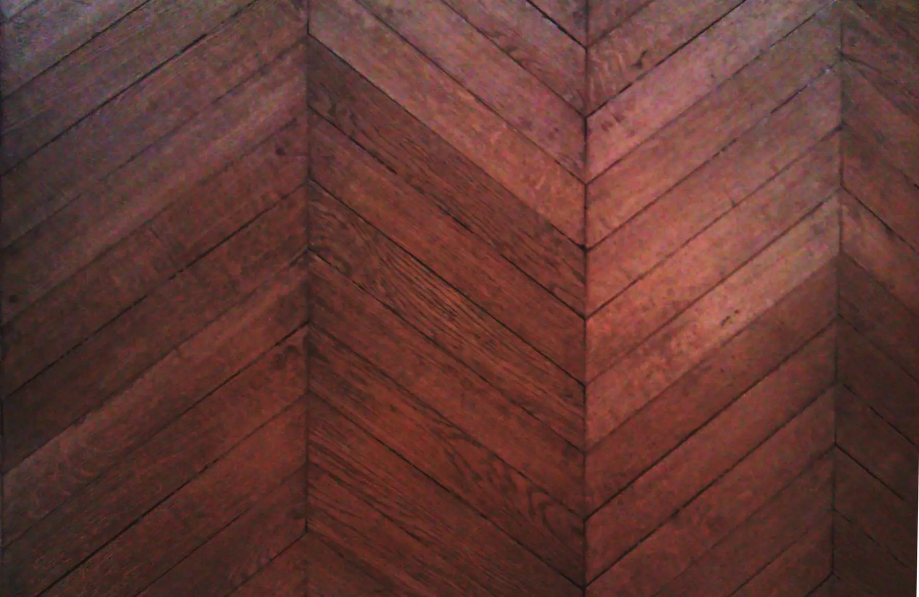 Parquet sombre posé en point de Hongrie, lames coupées en biais