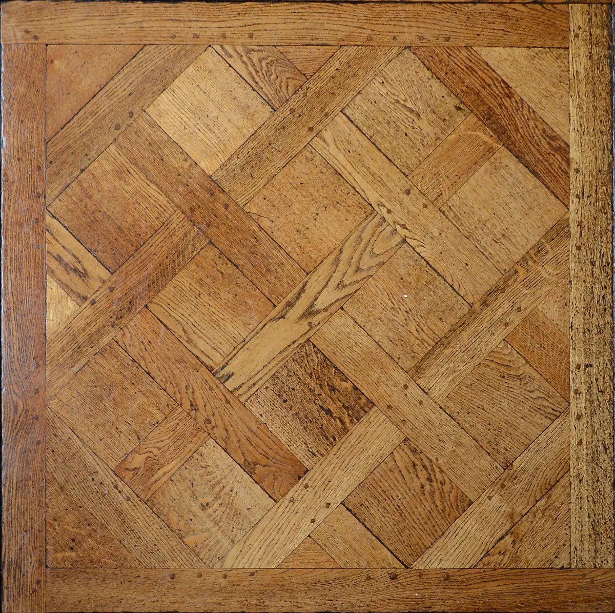 Panneau de parquet Versailles en chêne, entrelacs de lames en diagonale