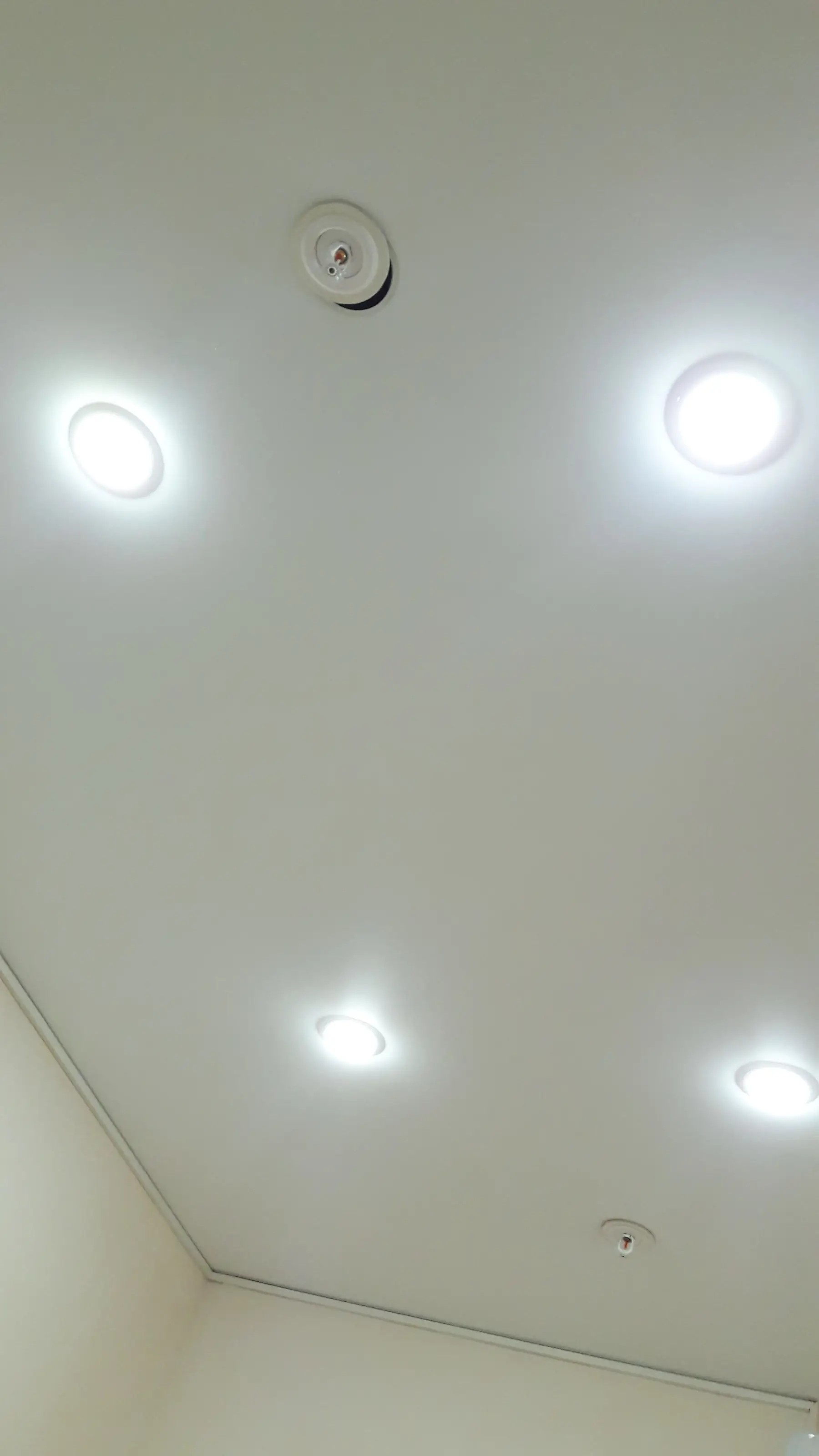 Plafond tendu blanc et lisse, spots encastrés
