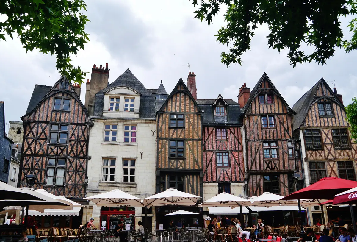 Façades à pans de bois et maisons de tuffeau sur la place Plumereau, dans le Vieux-Tours