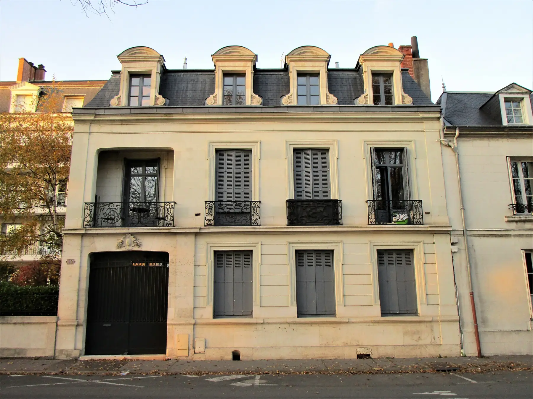 Façade d’immeuble en tuffeau du XIXe siècle, lucarnes et toit d’ardoise, quai Paul-Bert à Tours