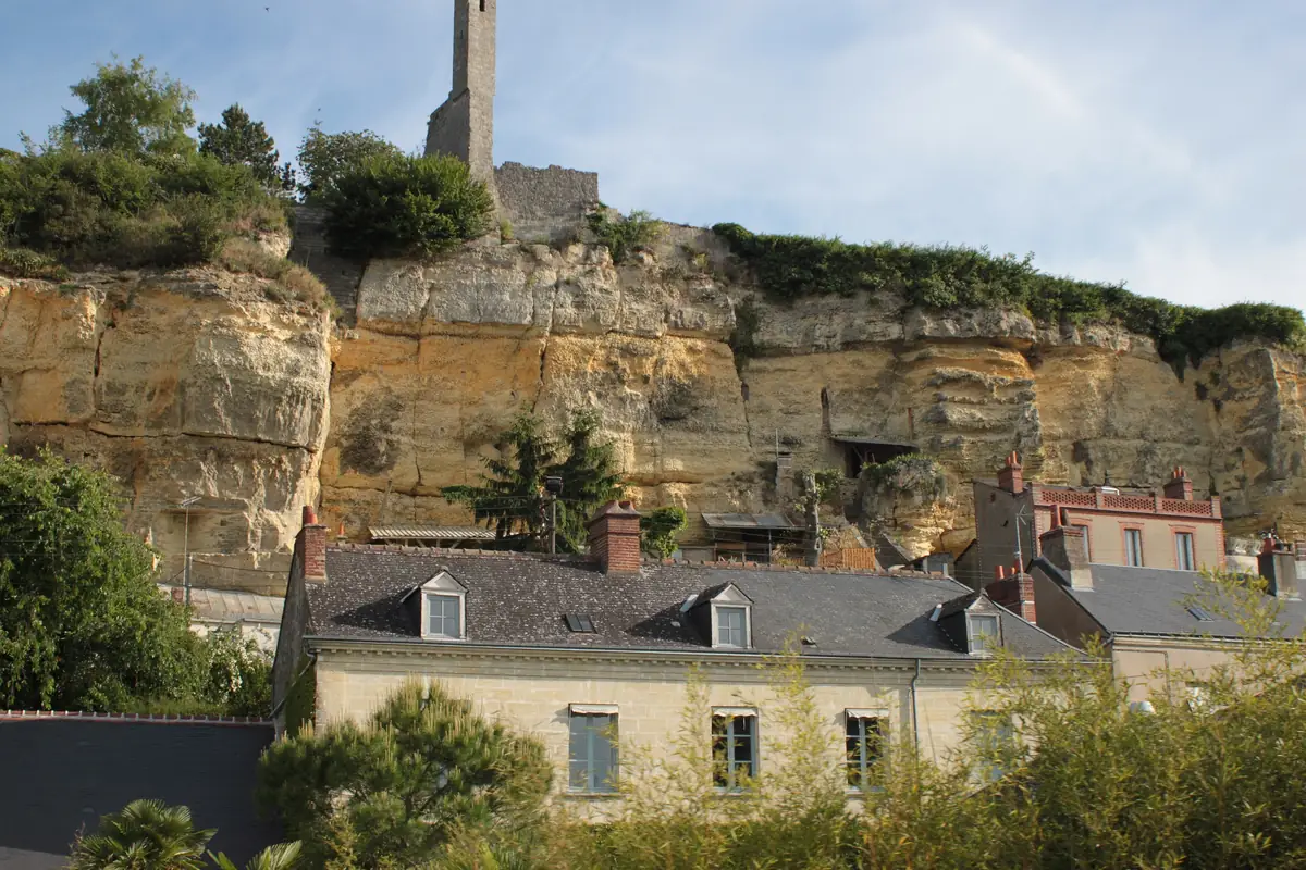 Coteau de tuffeau creusé de caves au-dessus de maisons couvertes d’ardoise, à Rochecorbon
