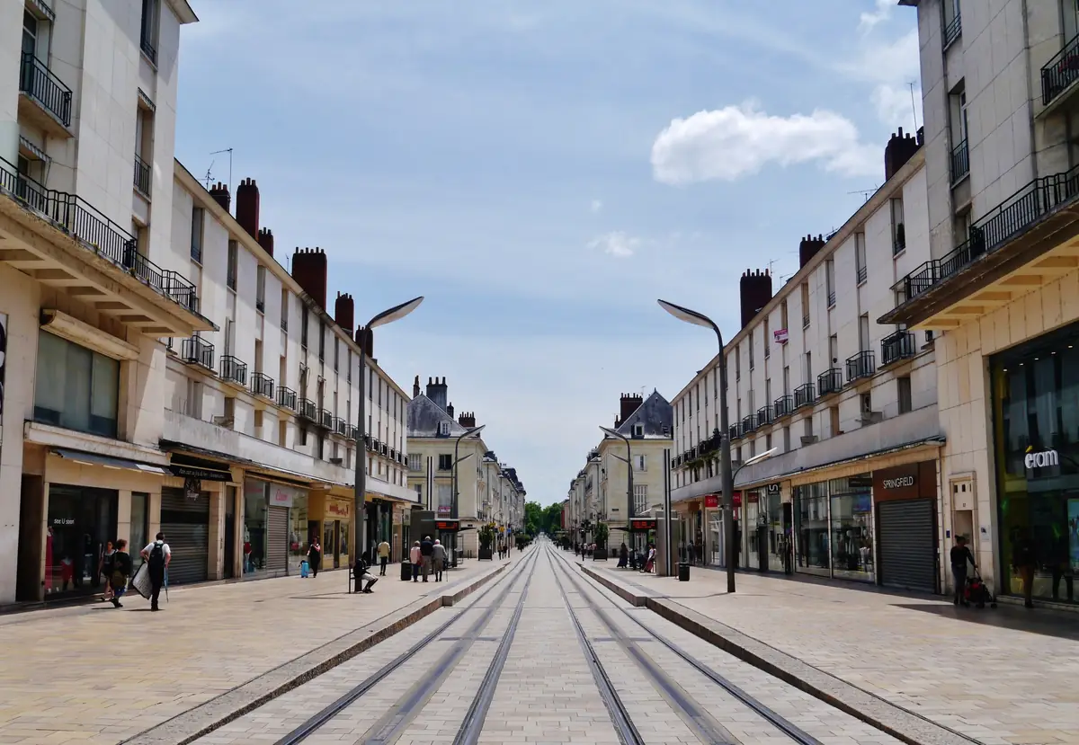 Rue Nationale à Tours, immeubles clairs de la reconstruction de part et d’autre des rails du tramway