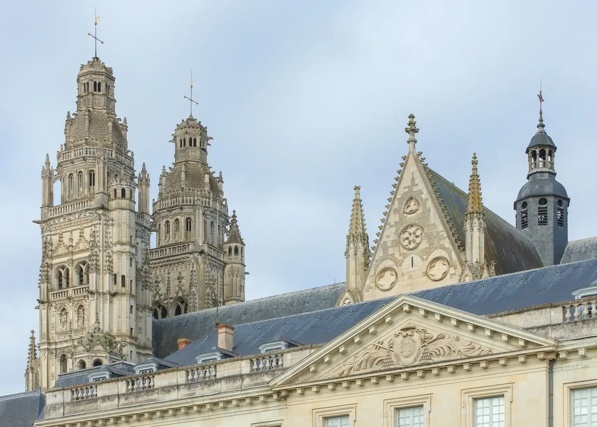 Tours de la cathédrale Saint-Gatien en tuffeau et toits d’ardoise, à Tours