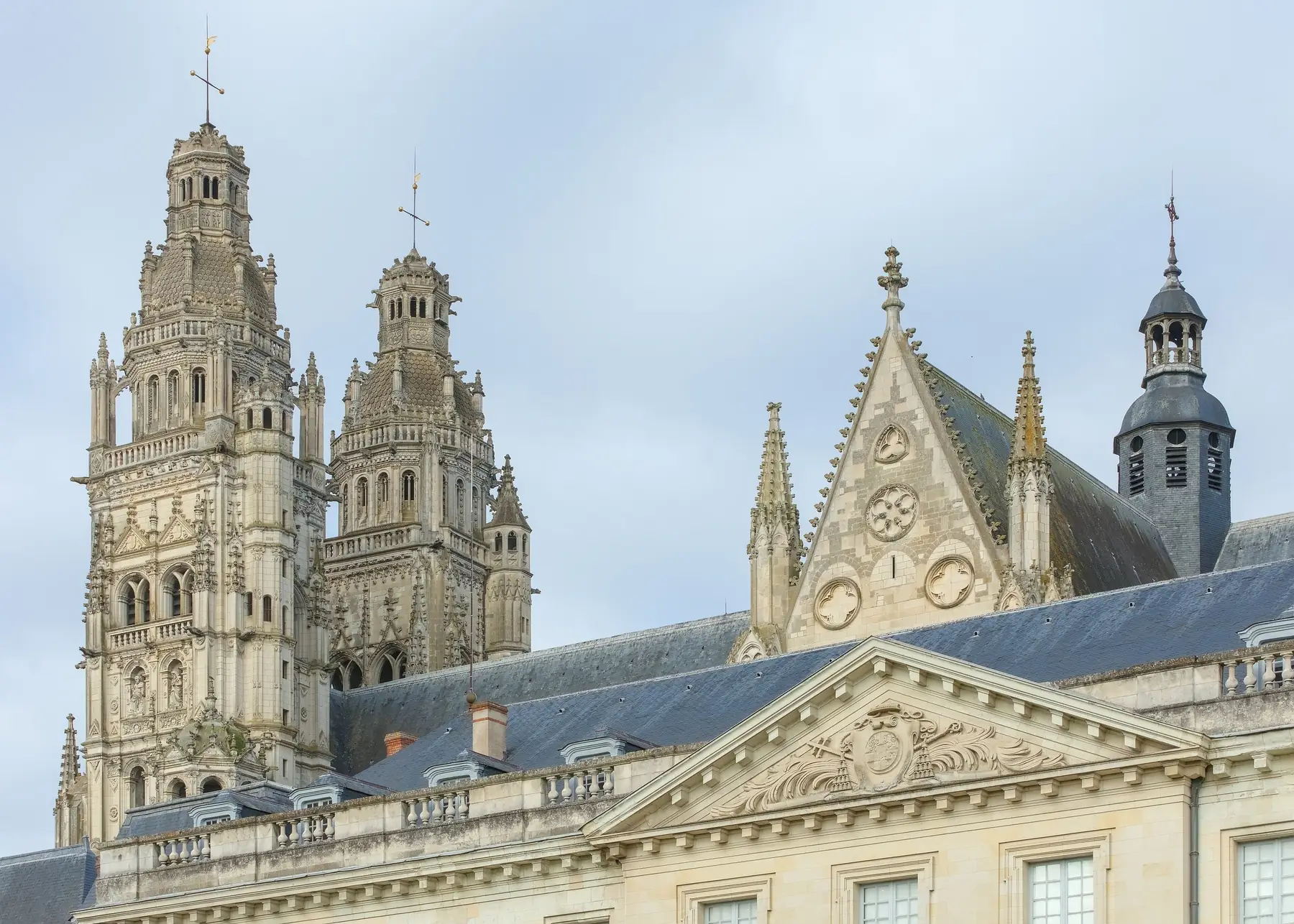Tours de la cathédrale Saint-Gatien en tuffeau et toits d’ardoise, à Tours