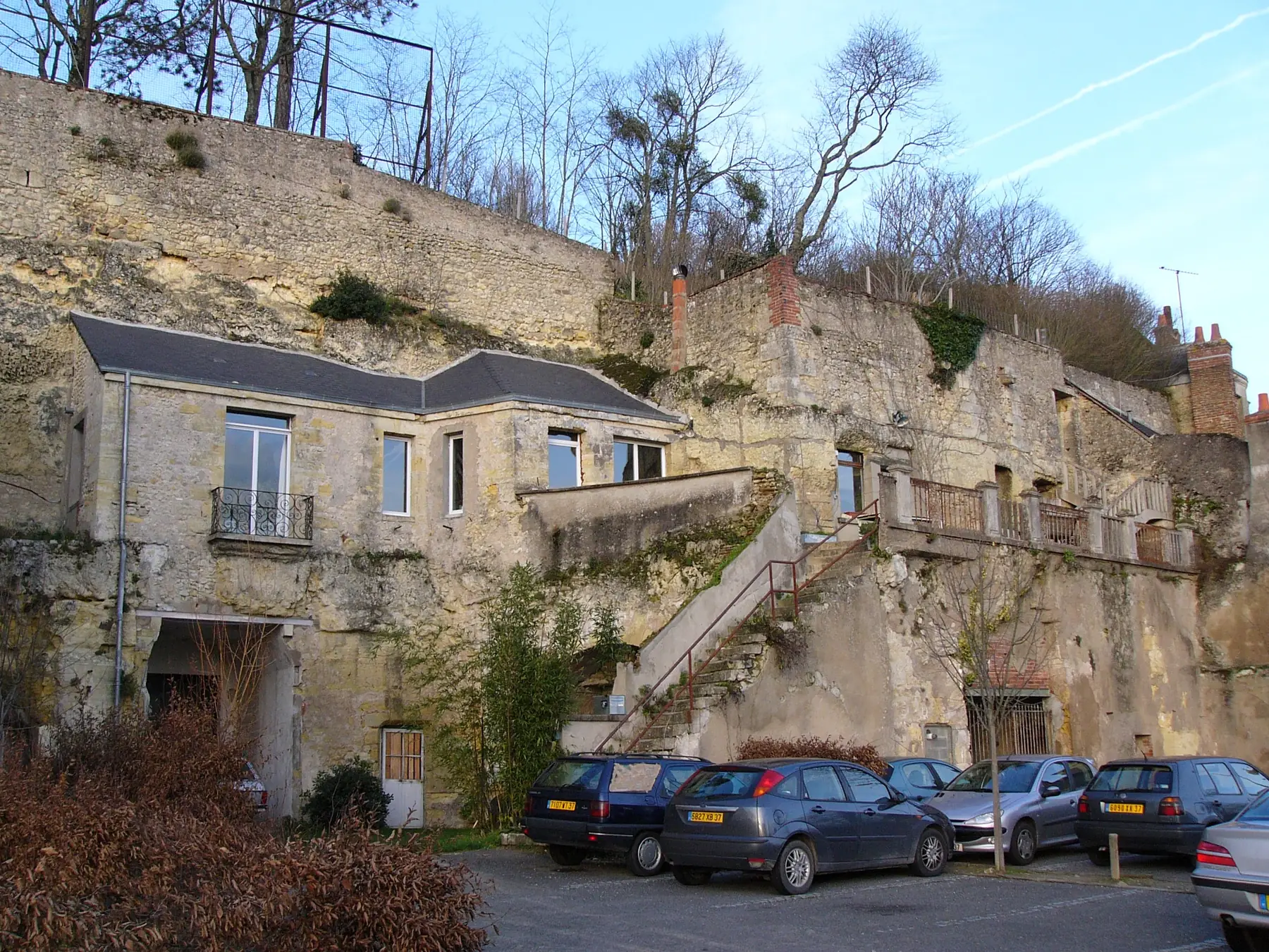 Maisons de tuffeau adossées au coteau et habitations troglodytiques, à Vouvray